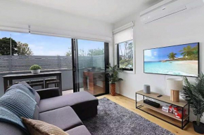 Sunny 2BR Getaway in Newtown